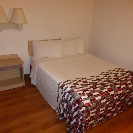 Econo Lodge-3