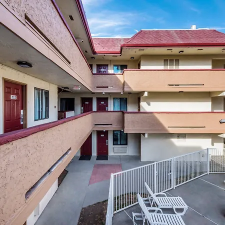 Econo Lodge-2
